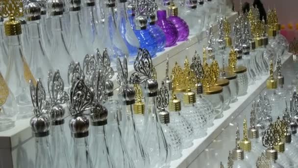 Verschiedene leere Glasparfümflaschen auf einer Ladentheke in Istanbul — Stockvideo
