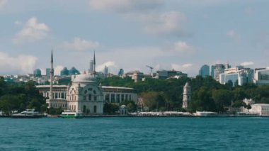 İstanbul, Türkiye - 11 Haziran 2019: 11 Haziran 2019: Marmara Denizi. Deniz kıyısından Boğaz 'a giden turist gemisinin manzarası.