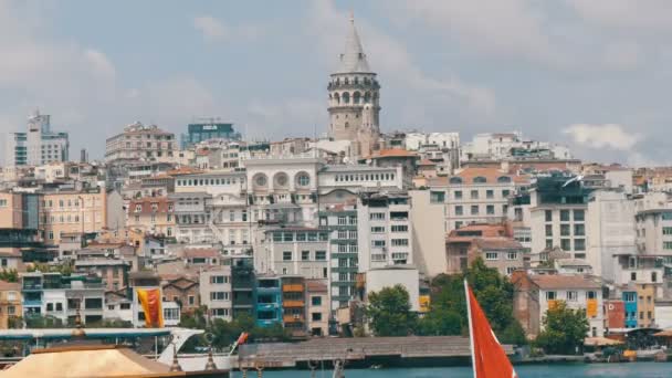 Isztambul, Törökország - 2019. június 11.: 2019. június 11.: Isztambul kilátás a Galata-toronyra a vízpartról. Eminonu oldalán van a fő utazási és turisztikai központ a városban. — Stock videók
