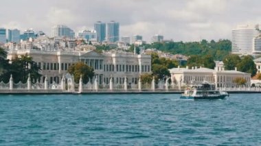 İstanbul, Türkiye - 11 Haziran 2019: 11 Haziran 2019: Marmara Denizi. Deniz kıyısından Boğaz 'a giden turist gemisinin manzarası.