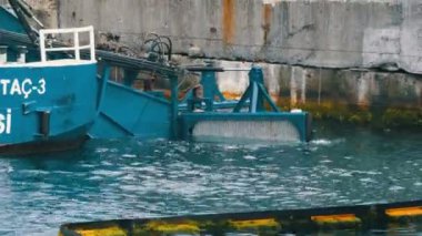 İstanbul, Türkiye - 11 Haziran 2019: Bir su arıtma gemisi rıhtım yakınlarındaki Marmara Denizi 'nin sularını ve çöplerini temizliyor. Deniz gemisi İstanbul 'un su alanındaki çöpleri temizliyor