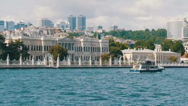 Стамбул, Турция - 11 июня 2019 года: 11 июня 2019 года: Мраморное море. Вид с туристического корабля, плывущего вдоль берега моря в Босфор — стоковое видео