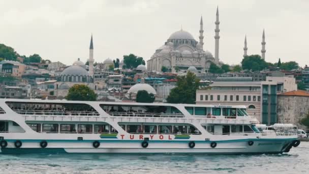 Estambul, Turquía - 11 de junio de 2019: Vista de la hermosa mezquita blanca en el muelle de Eminenu — Vídeo de stock