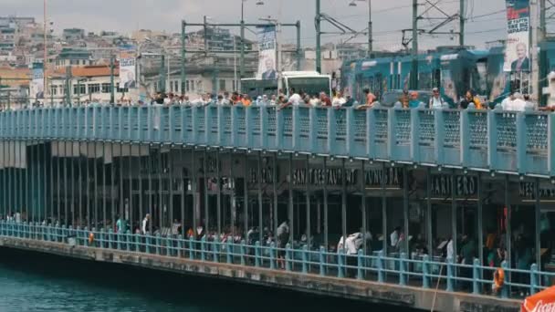 Isztambul, Törökország - 2019. június 11.: 2019. június 11.: Kilátás a Galata hídra az Eminonu móló oldaláról — Stock videók