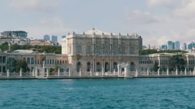 İstanbul, Türkiye - 11 Haziran 2019: 11 Haziran 2019: Marmara Denizi. Deniz kıyısından Boğaz 'a giden turist gemisinin manzarası.