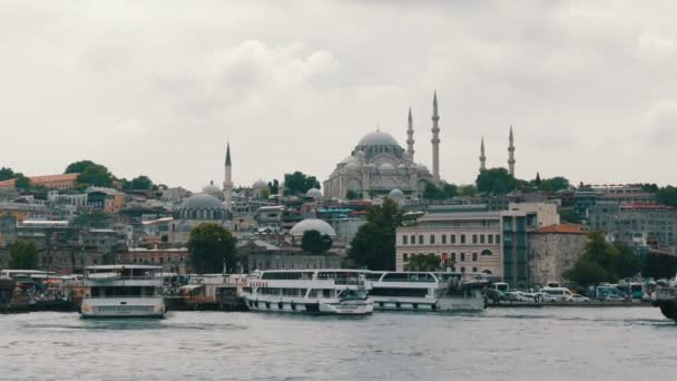 Istanbul, Turchia - 11 giugno 2019: 11 giugno 2019 - Istanbul, Turchia: Veduta del molo di fronte alla Nuova Moschea conosciuta anche come Nuova Moschea di Valide Sultan è una delle più grandi moschee di Istanbul — Video Stock