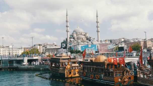 Istanbul, Turecko - 11. června 2019: Pohled na krásnou bílou mešitu na molu Eminenu. Nedaleko kotvící loď čínské stylu restaurace — Stock video