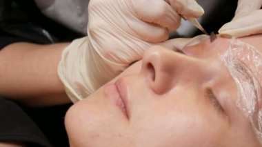 Ustanın eli kalıcı makyaj yapıyor. Toz püskürtme ile modern bir kaş düzeltme yöntemi. Mikroplu patinaj, kaş dövmesi