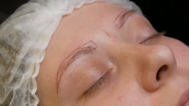美容师对他的病人进行眉毛矫正. 用特殊铅笔标出眉毛的轮廓 — 图库视频影像