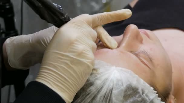 La mano del maestro hace el maquillaje permanente. Un método moderno de corrección de cejas con pulverización en polvo. Microblading, tatuaje de la ceja — Vídeos de Stock