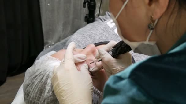 Nowoczesna metoda korekcji przy rozpylaniu proszkowym. Mikroostrze, tatuaż brwi. — Wideo stockowe