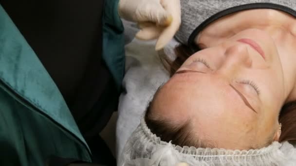 Moderne Korrekturmethode mit Pulversprühen. Microblading, Augenbrauen-Tätowierung. — Stockvideo