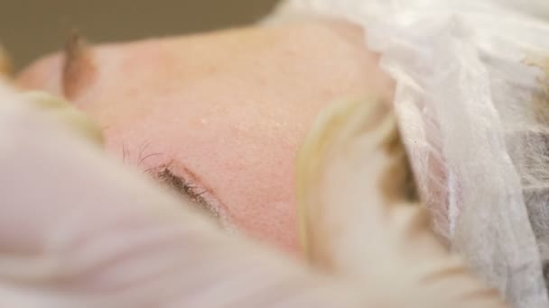 Hand of Master macht Permanent Make-up. Eine moderne Methode der Augenbrauenkorrektur mit Pulversprühen. Microblading, Augenbrauen-Tätowierung — Stockvideo