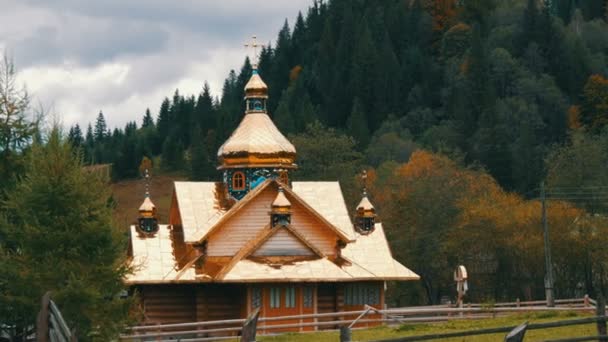 Прекрасна золота ортодоксальна церква в горах. Найвище гірське село в Україні, Жембоня. — стокове відео