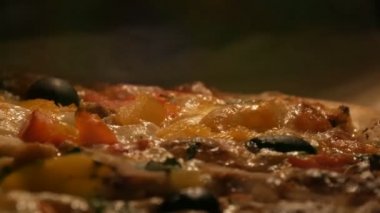 Vejetaryen sağlıklı yiyecekler. Siyah zeytinli, biberli, mantarlı, sebzeli ve fırında pişirilmiş lezzetli vejetaryen pizzası.