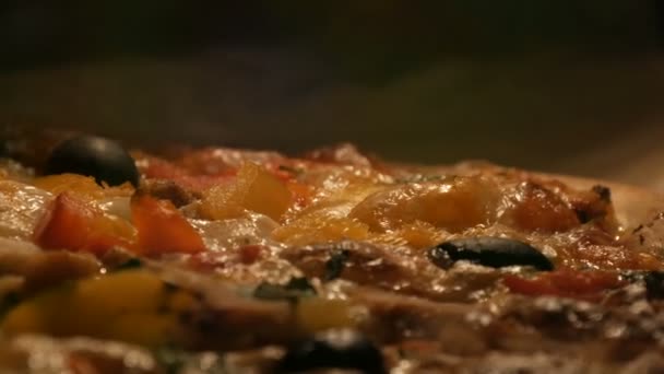 Vejetaryen sağlıklı yiyecekler. Siyah zeytinli, biberli, mantarlı, sebzeli ve fırında pişirilmiş lezzetli vejetaryen pizzası. — Stok video