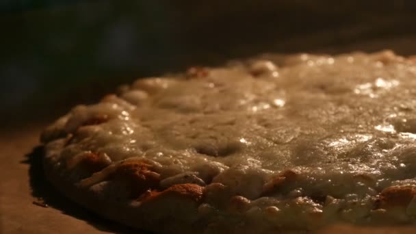 Kaas op pizza smelt van oven warmte close-up — Stockvideo