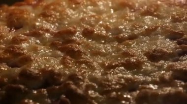 Pizzanın üzerindeki peynir fırının ısısından erir.