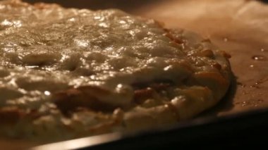 Pizzanın üzerindeki peynir fırının ısısından erir.