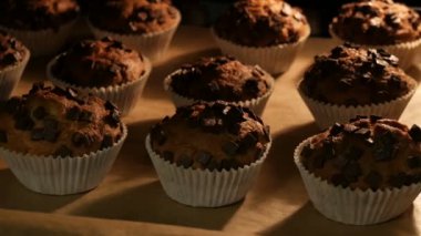 Kağıt kalıplarda lezzetli çörekler fırında pişirilir. Yakın görüş açısında.