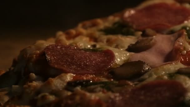 Läcker pizza med svamp, salami, bacon, örter och ost tillagas i ugn — Stockvideo