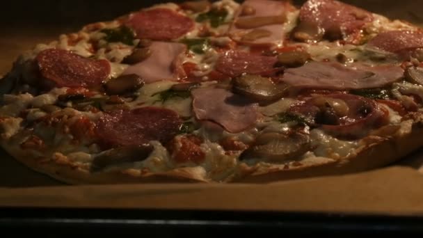 Läcker pizza med svamp, salami, bacon, örter och ost tillagas i ugn — Stockvideo