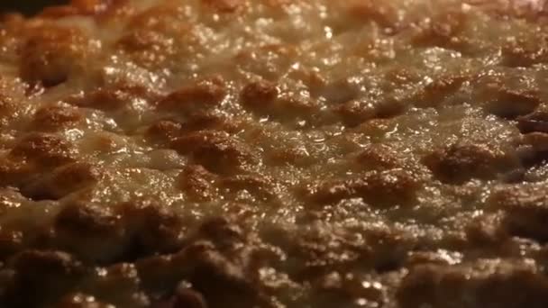 Käse auf Pizza schmilzt bei Hitze aus nächster Nähe — Stockvideo