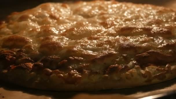 Wielka pizza jest pieczona w piekarniku. Ser topi się na powierzchni pizzy — Wideo stockowe