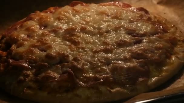 Итальянская пицца запекается в духовке дома. Сыр тает на поверхности пиццы — стоковое видео