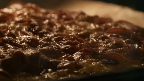 Italská pizza s plátky salámu, na které se doma rozpouští sýr, pečená v troubě. — Stock video