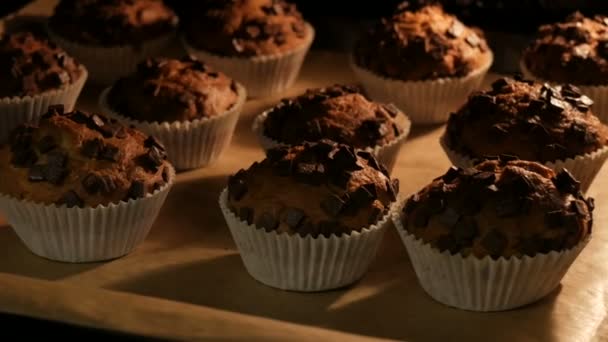 Läckra muffins i pappersform kokas i ugn närbild — Stockvideo
