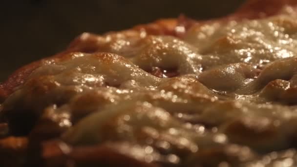Büyük pizzanın yakın çekim görüntüsü fırında pişiyor. Peynir pizza yüzeyinde erir. — Stok video