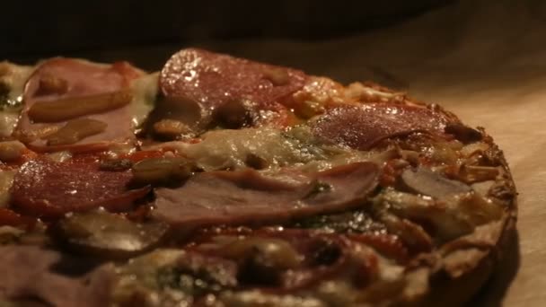 Pyszna pizza z grzybami, salami, bekonem, ziołami i serem jest gotowana w piekarniku — Wideo stockowe