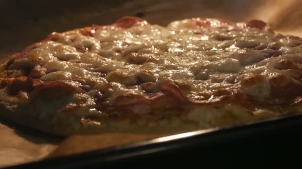 La pizza italiana se cuece en el horno en casa. Queso derrite en la superficie de la pizza — Vídeos de Stock