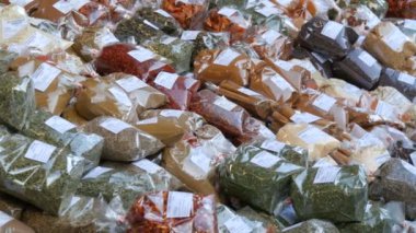 Market tezgahında çeşitli baharatlar. Cilantro, acı biber, tatlı biber, safran, zerdeçal, kekik, kekik sekmesi ve daha fazlası. Viyana, Avusturya. Alman fiyat etiketleri