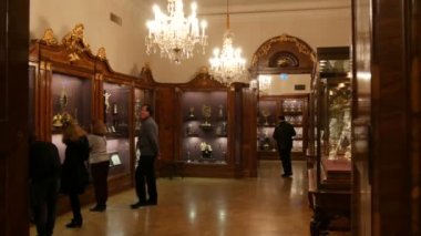 Viyana, Avusturya - 19 Aralık 2019: Hofburg Sarayı 'nda çeşitli mücevherler ve pahalı eşyalarla birlikte imparatorluk ulusal hazinesinin içi
