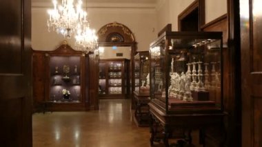 Viyana, Avusturya - 19 Aralık 2019: Hofburg Sarayı 'nda çeşitli mücevherler ve pahalı eşyalarla birlikte imparatorluk ulusal hazinesinin içi