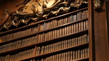 İsimsiz kitaplarla dolu çok güzel eski kitaplıklar. Avusturya Ulusal Kütüphanesi 'nin içinde raflarında bir sürü eski antika kitap var. Avusturya 'daki en büyük kütüphane.