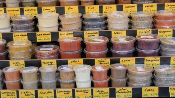 Various spices on a market counter. Cilantro, hot peppers, sweet peppers, saffron, turmeric, oregano, thyme hop and more. Vienna, Austria. German price tags — Stock Video