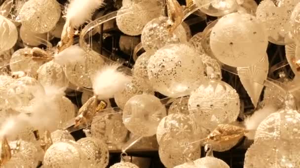Bécs, Ausztria - 2019. december 21.: Fehér Üveg Karácsonyi játékok és dekorációs bálok a karácsonyi vásár pulton. Éjszakai felvétel a bécsi karácsonyi piacról — Stock videók