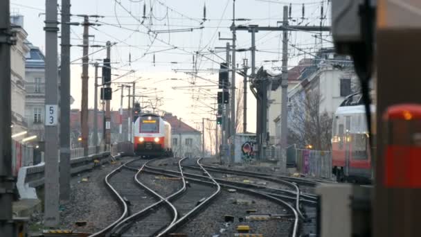 Viyana, Avusturya - 22 Aralık 2019: İki tren rayların üzerinde buluşuyor. Tren ve istasyon demiryolu ile gidiyor.. — Stok video