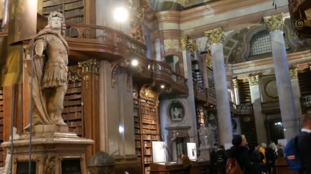 Wenen, Oostenrijk - 23 december 2019: Interieur van de Oostenrijkse Nationale Bibliotheek met een aantal oude vintage boeken op de planken. De grootste bibliotheek van Oostenrijk. Gelegen in Paleis Hofburg. — Stockvideo