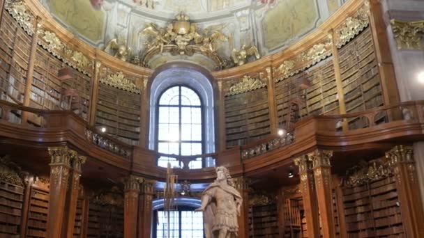 Viyana, Avusturya - 23 Aralık 2019: Raflarda bir dizi eski antika kitapla birlikte Avusturya Ulusal Kütüphanesi. Avusturya 'daki en büyük kütüphane. Hofburg Sarayı 'nda.. — Stok video