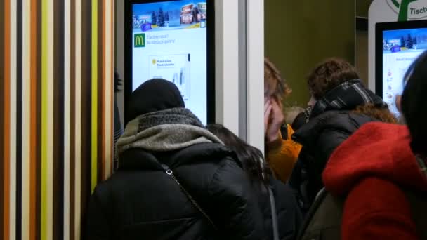 Wien, Österrike - 19 december 2019: Digital skärm för beställningar utan kassörskor på McDonalds. Människor gör snabbmatsbeställning med hjälp av digital skärm. Modern teknik utan operatörer — Stockvideo