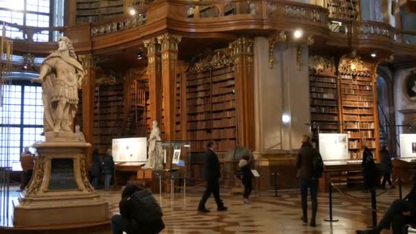 Viena, Austria - 23 de mayo de 2019: Interior de la Biblioteca Nacional de Austria con varios libros antiguos de época en los estantes. La biblioteca más grande de Austria. Situado en el Palacio de Hofburg . — Vídeos de Stock