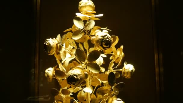 Una verdadera rosa grande forjada de oro, un regalo precioso para la familia real. Tesoro Imperial en Viena — Vídeo de stock