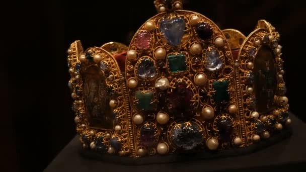 Настоящая старинная старинная королевская корона для официальных коронаций, украшенная золотом, бриллиантами, рубинами, сапфирами и другими драгоценными материалами . — стоковое видео