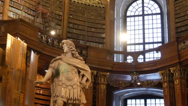 Wien, Österrike - 23 maj 2019: Interiör i Österrikes Nationalbibliotek med ett antal gamla veteranböcker på hyllorna. Österrikes största bibliotek. Beläget i Hofburg Palace. — Stockvideo