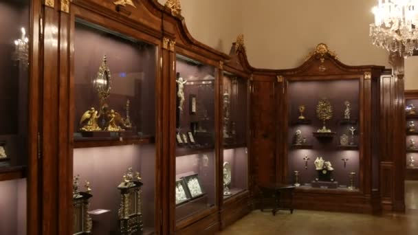 Vienna, Austria - December 19, 2019: The interior of the imperial national treasury in the Hofburg Palace with a variety of jewels and expensive items — Stock Video