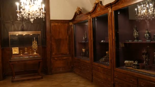 Viena, Austria - 19 de diciembre de 2019: El interior del tesoro nacional imperial en el Palacio de Hofburg con una variedad de joyas y artículos caros — Vídeo de stock